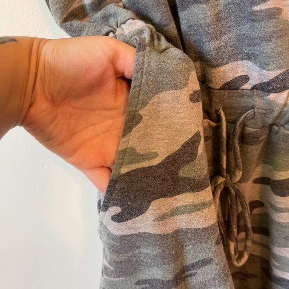 Pink Lily Camo Romper - Picture 4 of 4